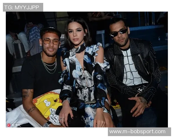 内马尔携家人共度甜蜜时光演唱会现场与女友亲密互动引热议 内马尔携家人共度甜蜜时光演唱会现场与女友亲密互动引热议